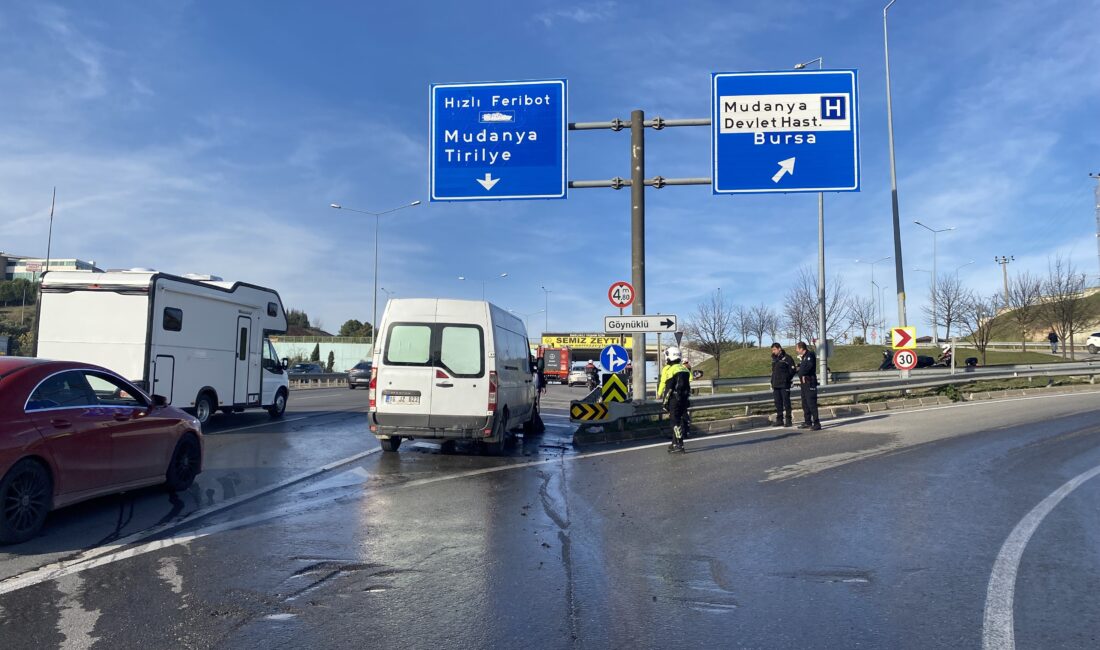 Bursa'nın Mudanya ilçesinde bir minibüs yük taşıdığı esnada motor kısmından