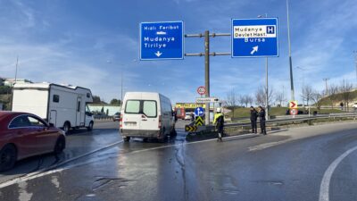 Bursa'nın Mudanya ilçesinde bir minibüs yük taşıdığı esnada motor kısmından