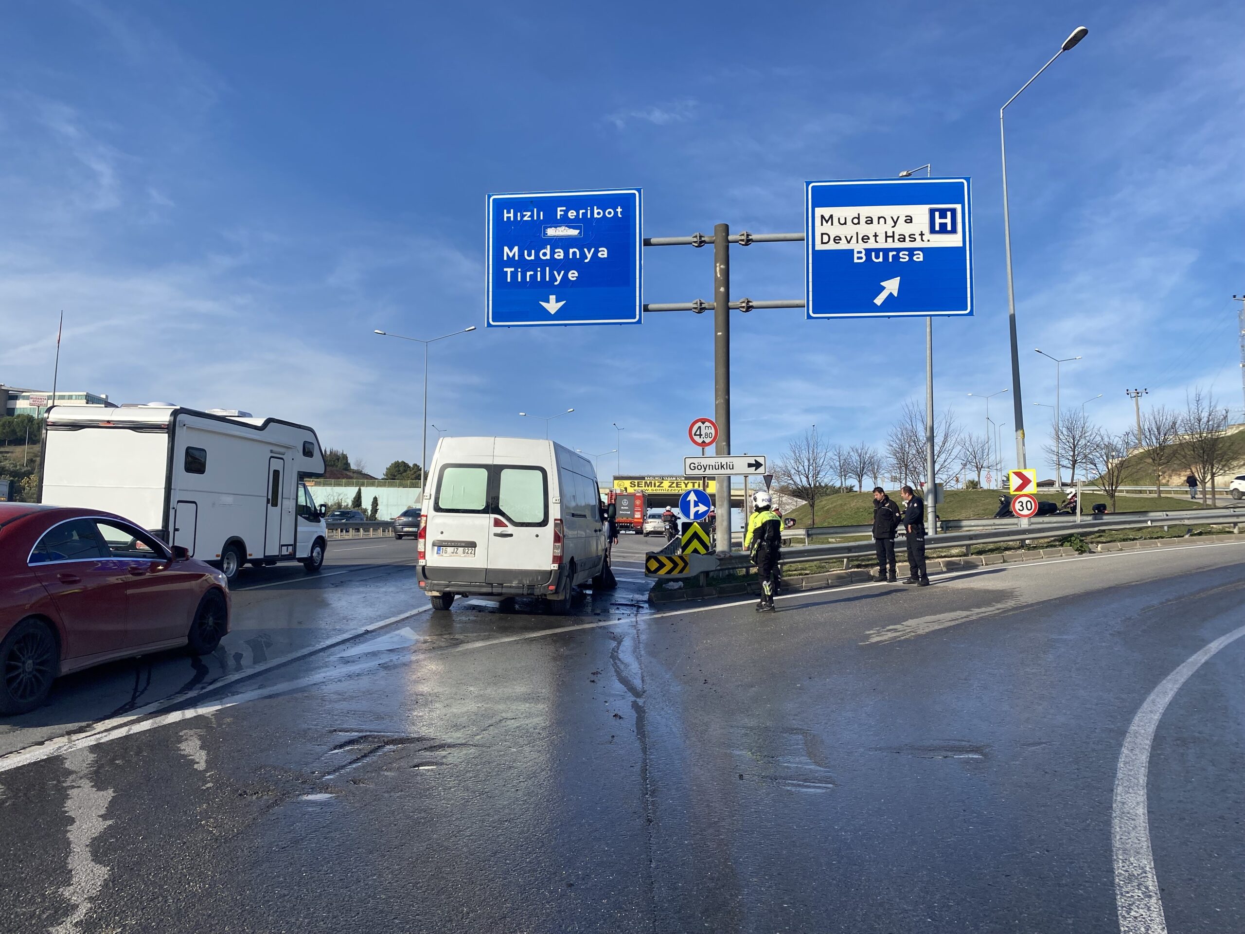 Bursa'nın Mudanya ilçesinde bir minibüs yük taşıdığı esnada motor kısmından