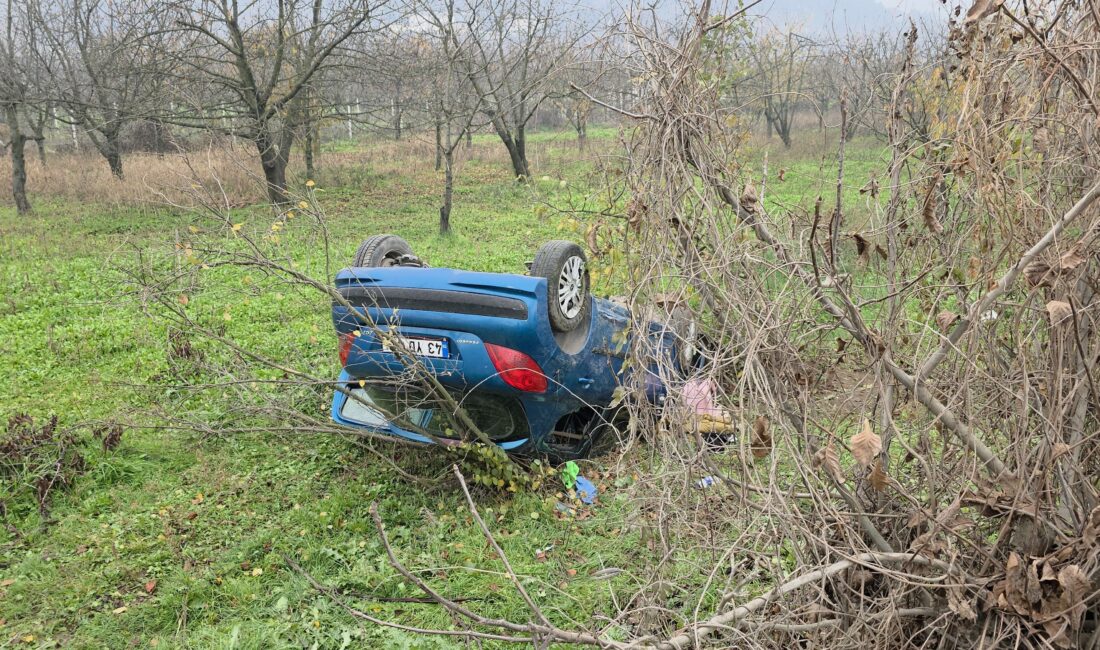 Bursa’nın İnegöl ilçesinde yağış nedeniyle kayganlaşan yolda kontrolden çıkan otomobil