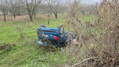Bursa’nın İnegöl ilçesinde yağış nedeniyle kayganlaşan yolda kontrolden çıkan otomobil