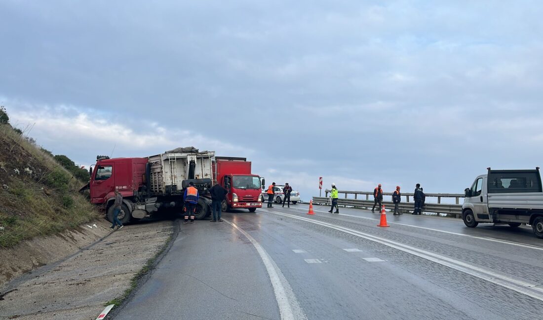 Bursa'nın İznik ilçesinde karşı istikametten gelen 2 kamyon kafa kafaya