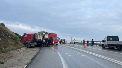 Bursa'nın İznik ilçesinde karşı istikametten gelen 2 kamyon kafa kafaya