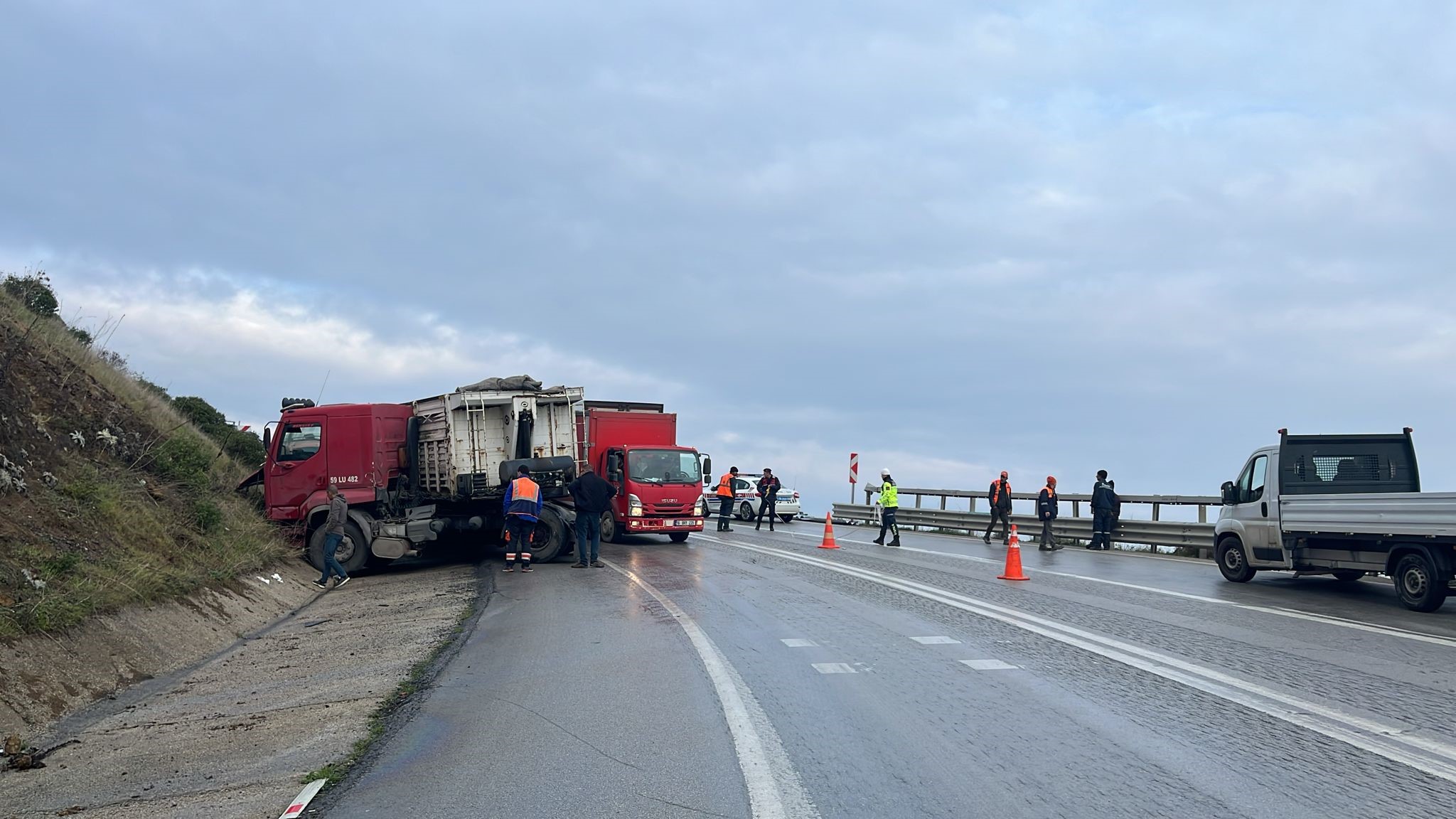 Bursa'nın İznik ilçesinde karşı istikametten gelen 2 kamyon kafa kafaya