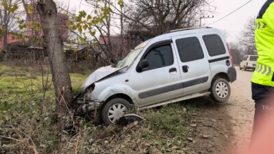 Bursa'nın İnegöl ilçesinde kontrolden çıkan hafif ticari aracın ağaca çarptığı