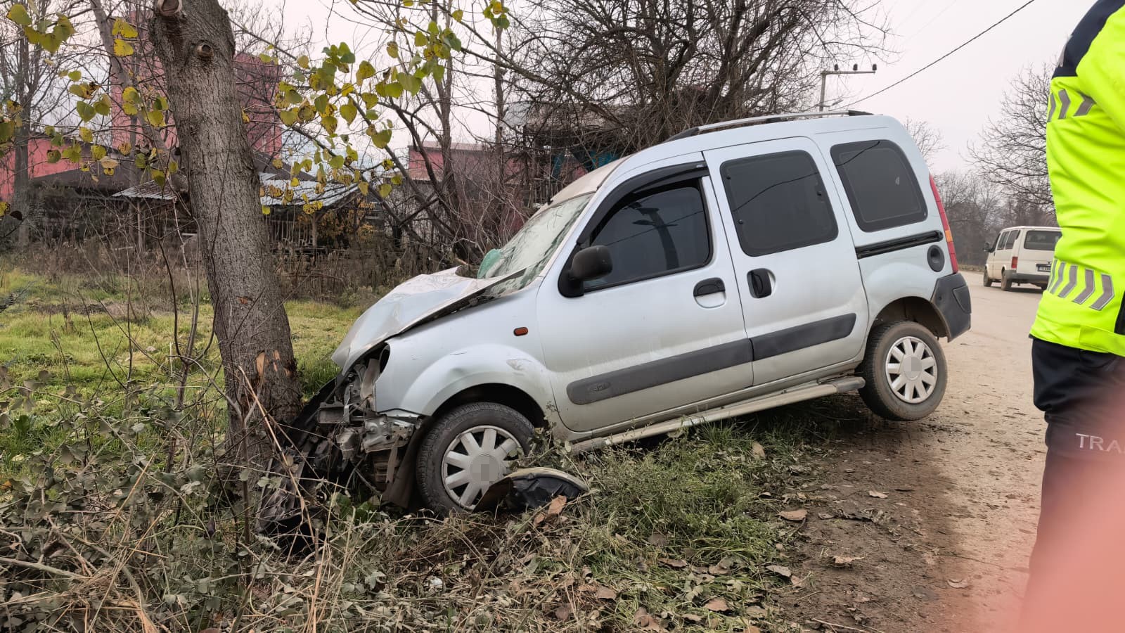 Bursa'nın İnegöl ilçesinde kontrolden çıkan hafif ticari aracın ağaca çarptığı