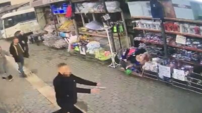 Bursa'da husumetlisini cadde ortasında silahla kovalayan şahıs, çevredeki kalabalığa aldırış