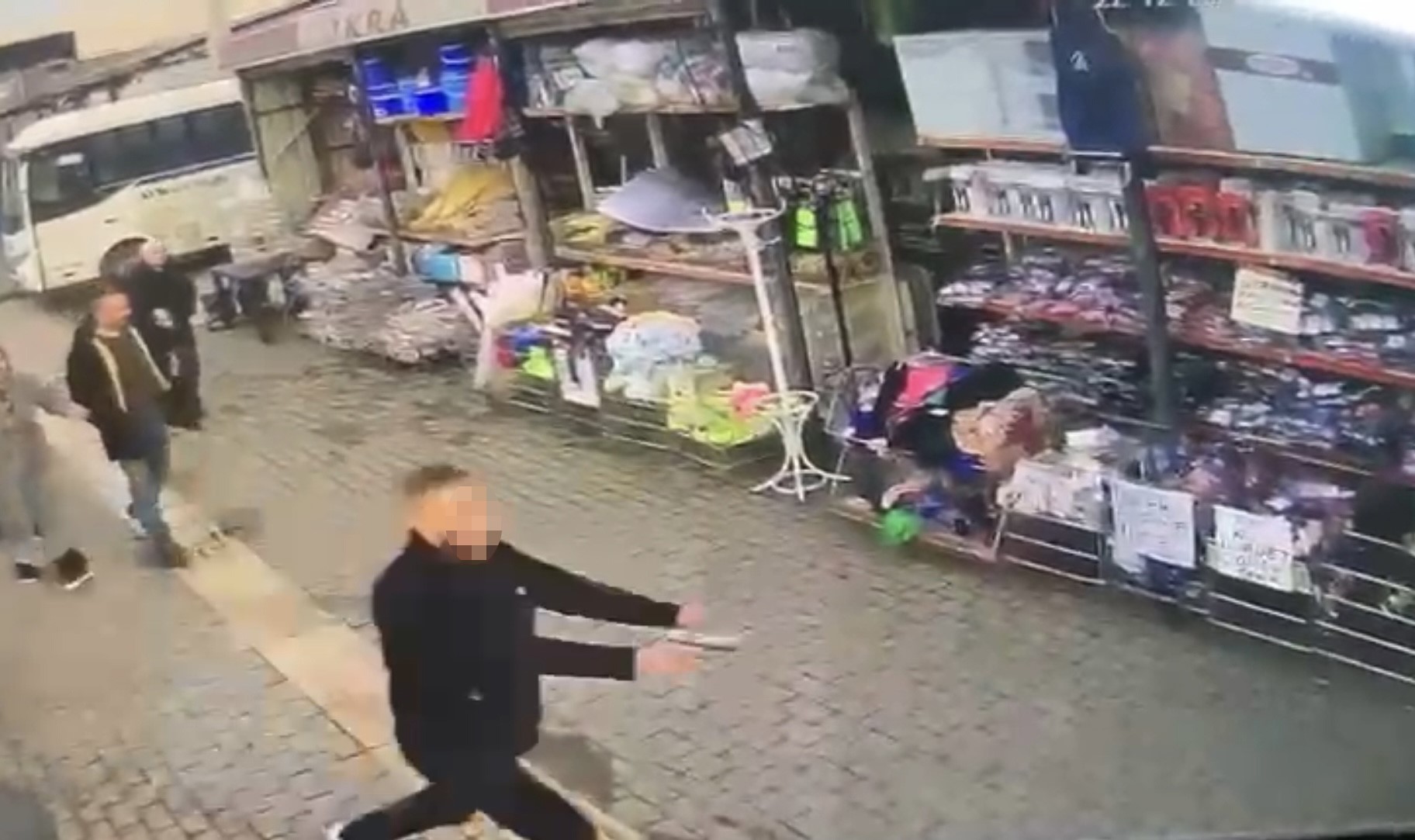 Bursa'da husumetlisini cadde ortasında silahla kovalayan şahıs, çevredeki kalabalığa aldırış