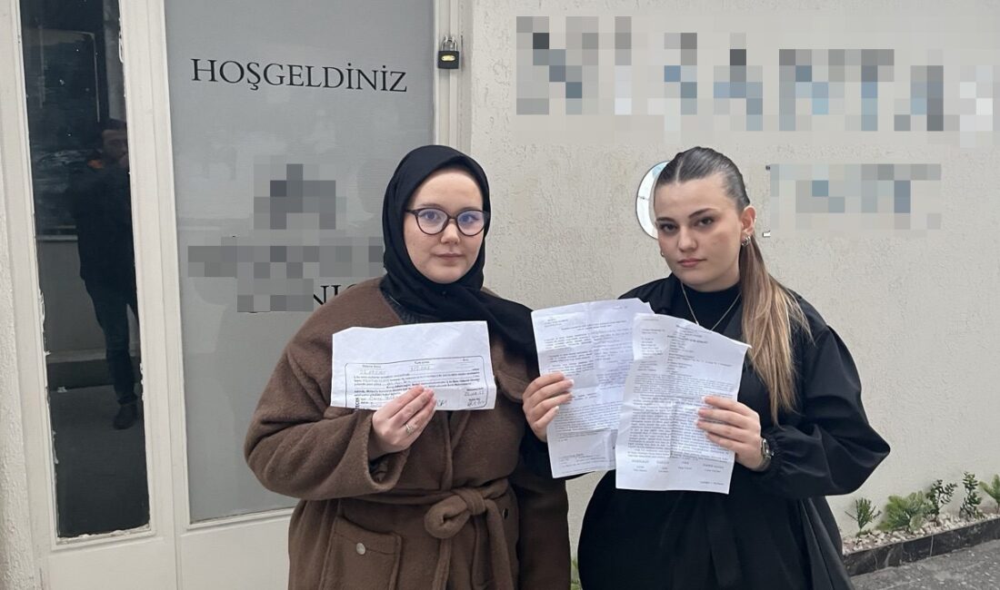 Bursa'da iki arkadaş, sokakta broşür dağıtan gençlere yardımcı olmak isterken