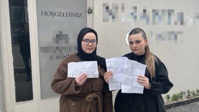 Bursa'da iki arkadaş, sokakta broşür dağıtan gençlere yardımcı olmak isterken