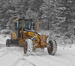 Bursa'da başlayan yoğun kar sonrası bazı yollar kapandı. 