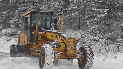 Bursa'da başlayan yoğun kar sonrası bazı yollar kapandı. 