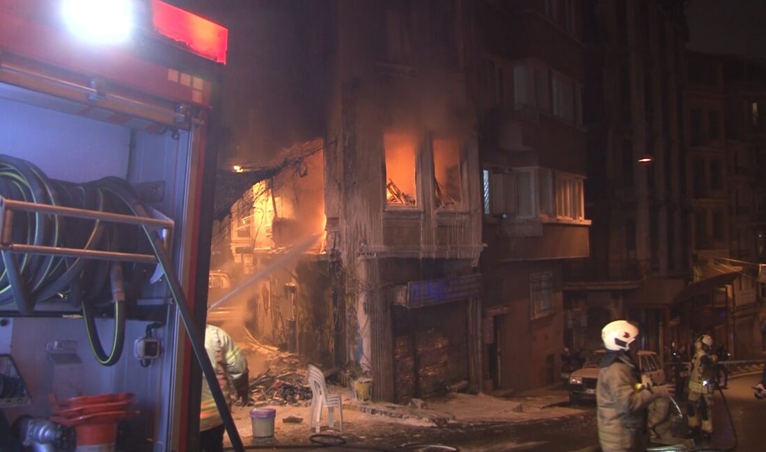 Beyoğlu’nda 4 katlı bir binanın 1’inci katında çıkan yangın paniğe