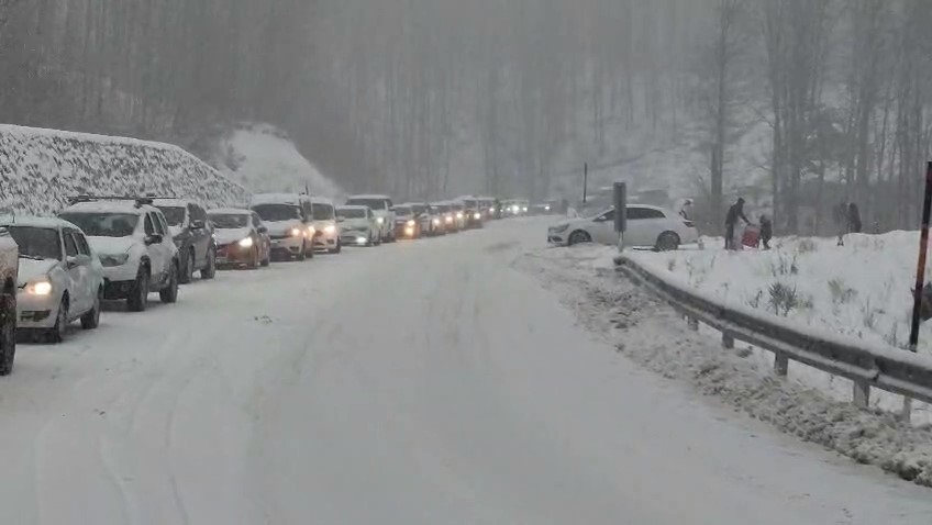 Kar yağışının ardından hafta sonu tatiliyle birlikte ziyaretçi akınına uğrayan