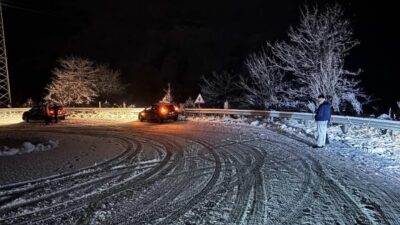 Bursa’nın İnegöl ilçesinde Oylat Kaplıcaları yolu, yoğun kar yağışı nedeniyle
