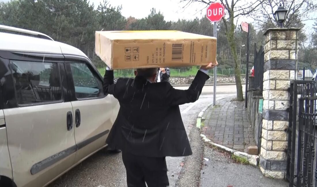 Bursa'da ihtiyaç sahiplerine tekerlekli sandalye dağıtımı yapan TÜMBULSEVDER Genel Başkanı