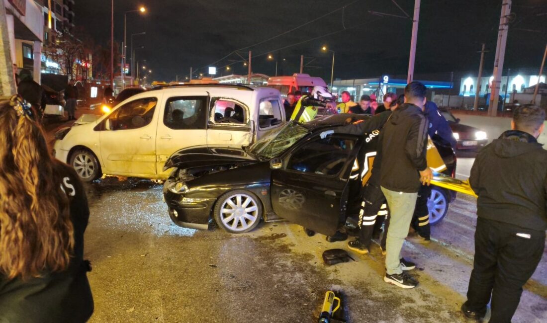 Bursa’nın Yıldırım ilçesinde aşırı hızlı seyreden otomobil park halindeki, araçlara