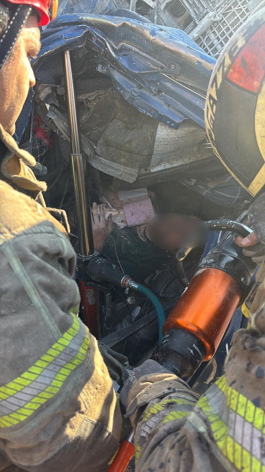 bursa’da bariyerlere saplanan kamyon kabininde can pazarı! 2 Bursam Medya -