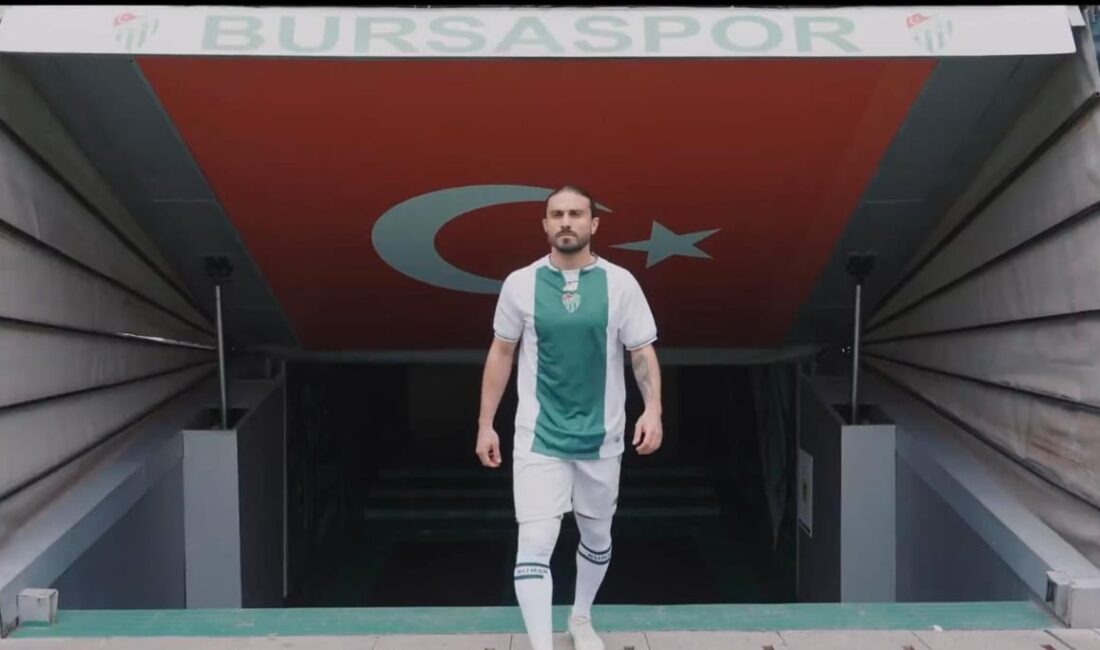 Bursaspor, Süper Lig ekibi Eyüpspor'un tecrübeli oyuncusu Halil Akbunar'ı transfer