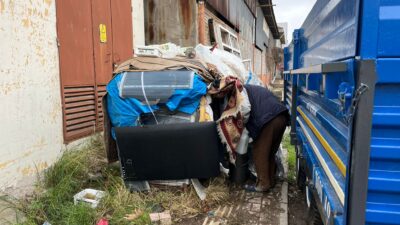 Demirciler Caddesi’nde el arabasından yapılan bir barakada yaşayan Fikret Amca,