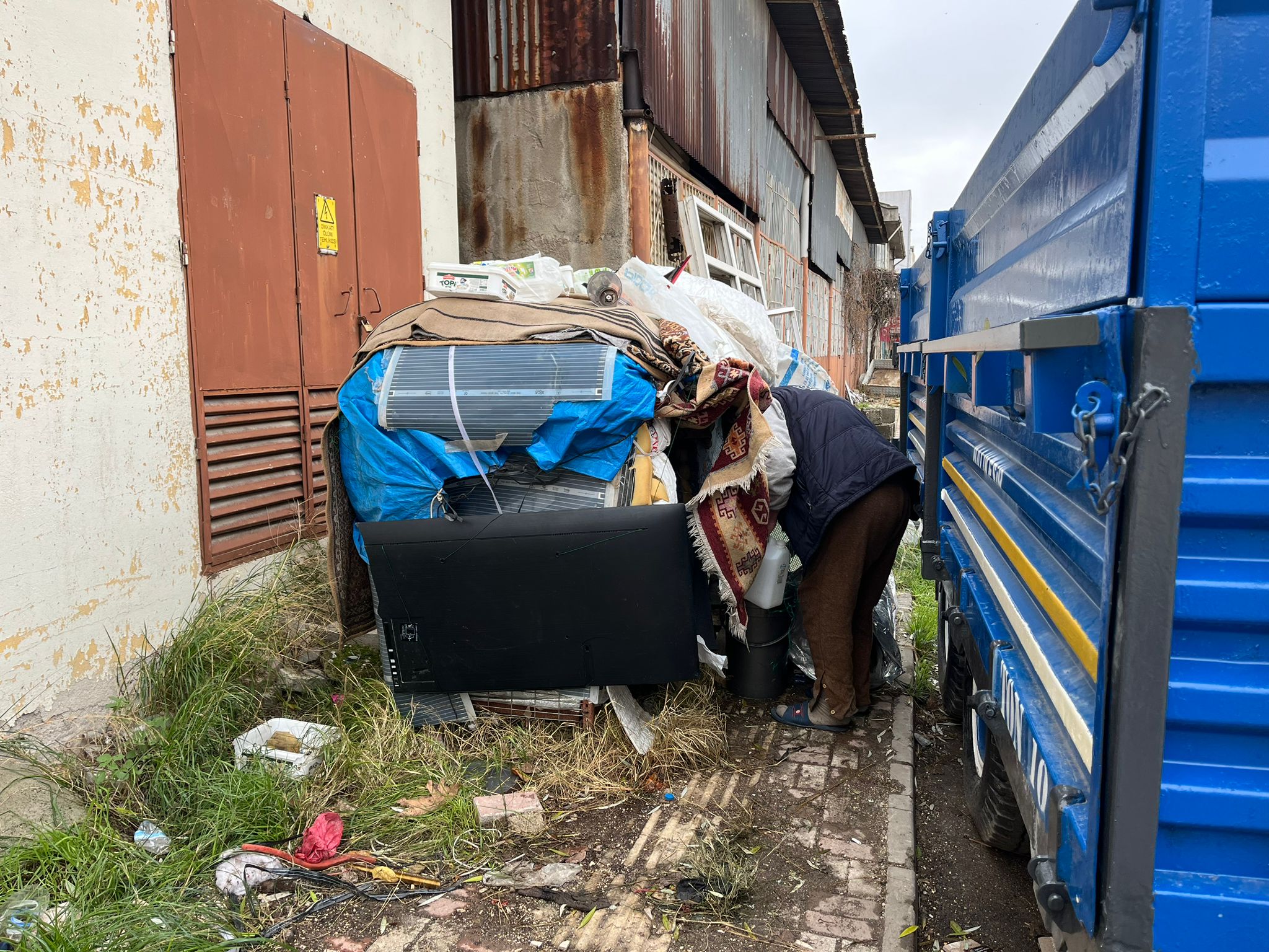 Demirciler Caddesi’nde el arabasından yapılan bir barakada yaşayan Fikret Amca,
