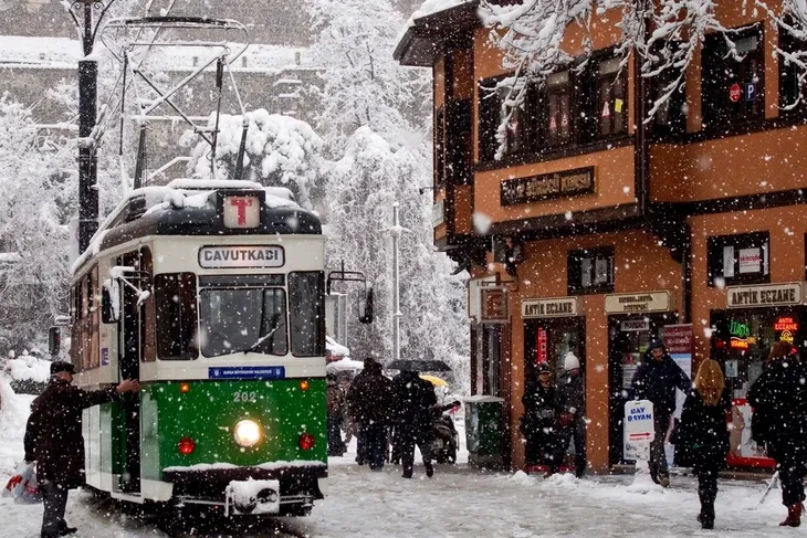 Rusya üzerinden gelen soğuk hava yurda giriş yaptı. Bursa'da karla