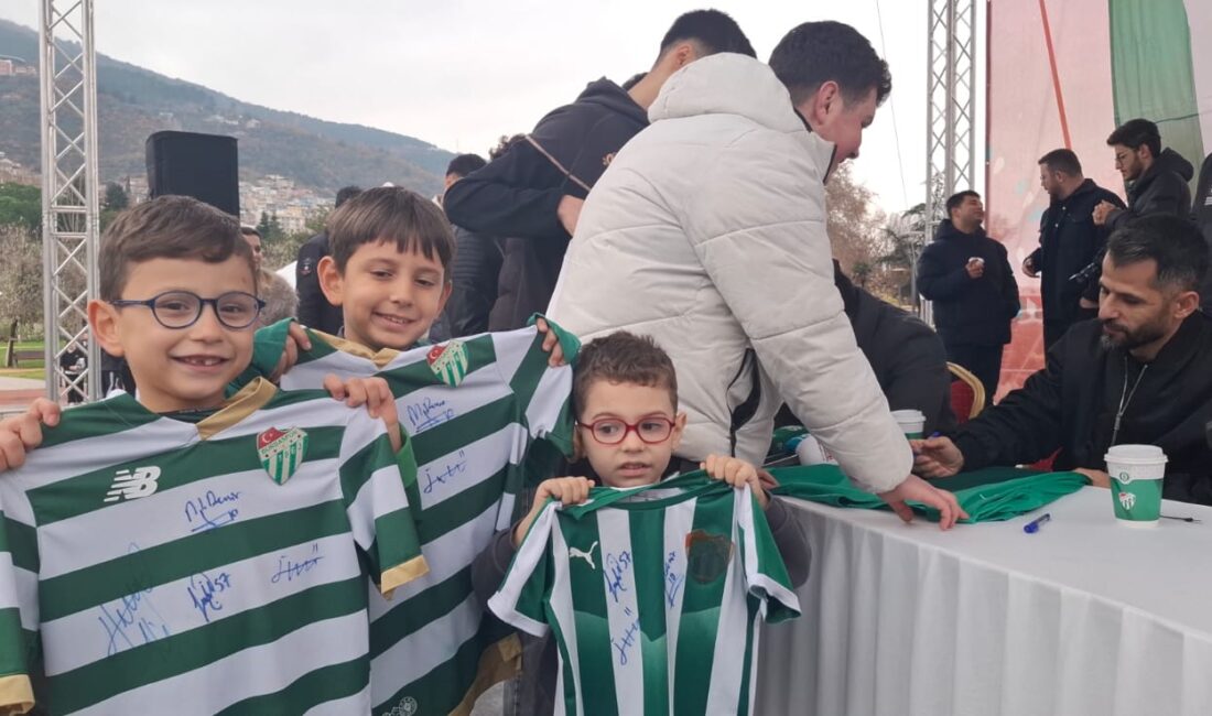 Bursaspor Başkanı Enes Çelik, Teknik Direktör Tahsin Tam ve futbolcular