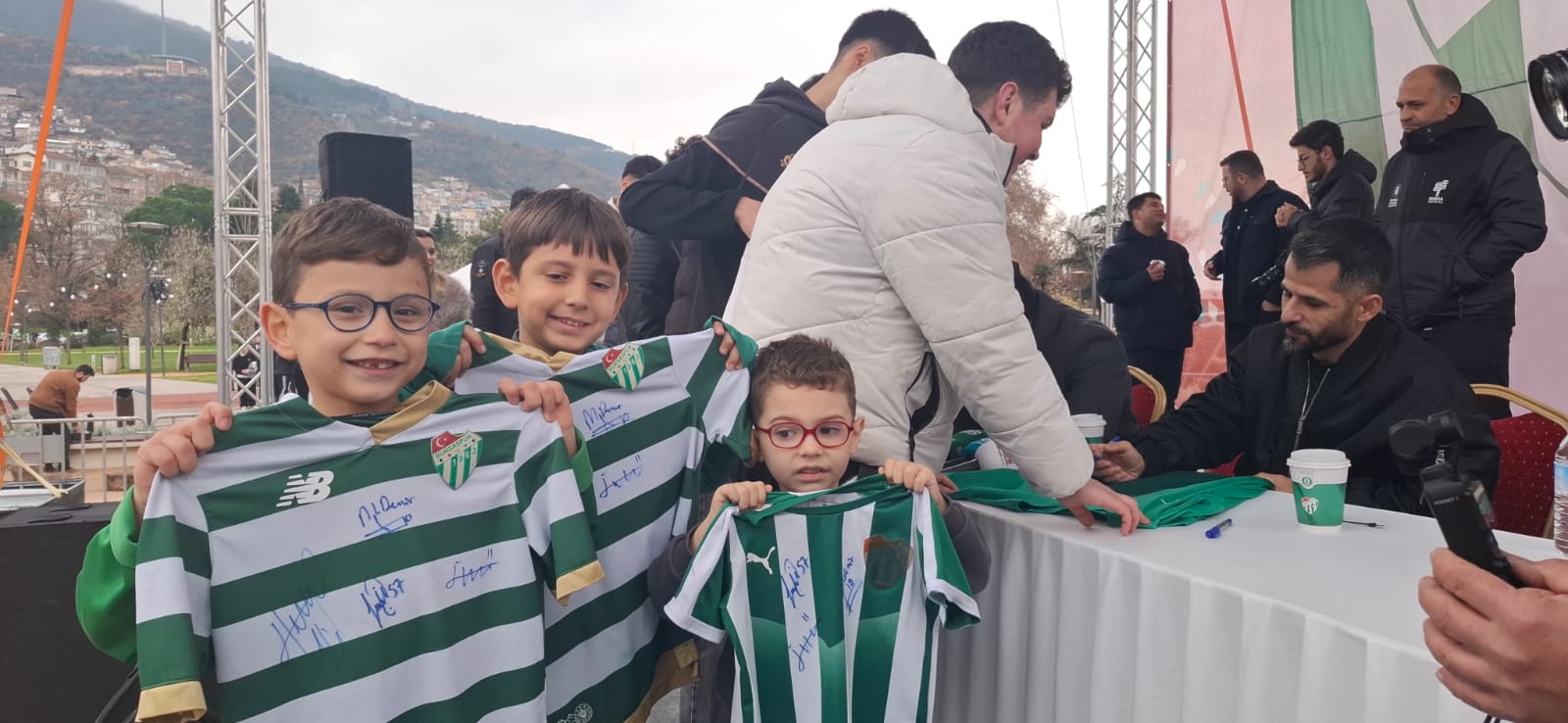 Bursaspor Başkanı Enes Çelik, Teknik Direktör Tahsin Tam ve futbolcular