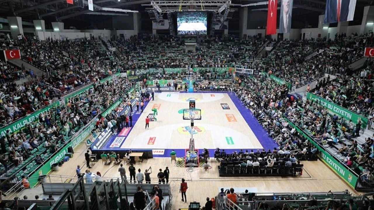 Bursaspor Basketbol evinde Mersinspor'u ağırlarken, Tofaş zorlu Beşiktaş deplasmanına çıkacak.