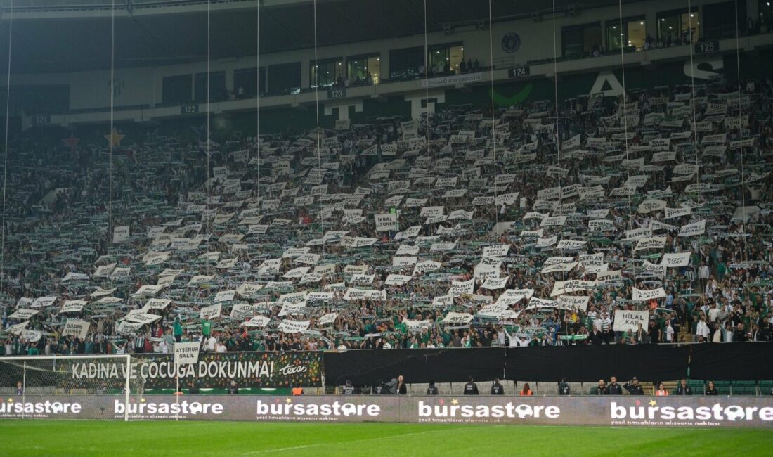 Bursaspor taraftarının geçen sezon oynanan Kahramanmaraş İstiklal maçında tribünde oluşturduğu