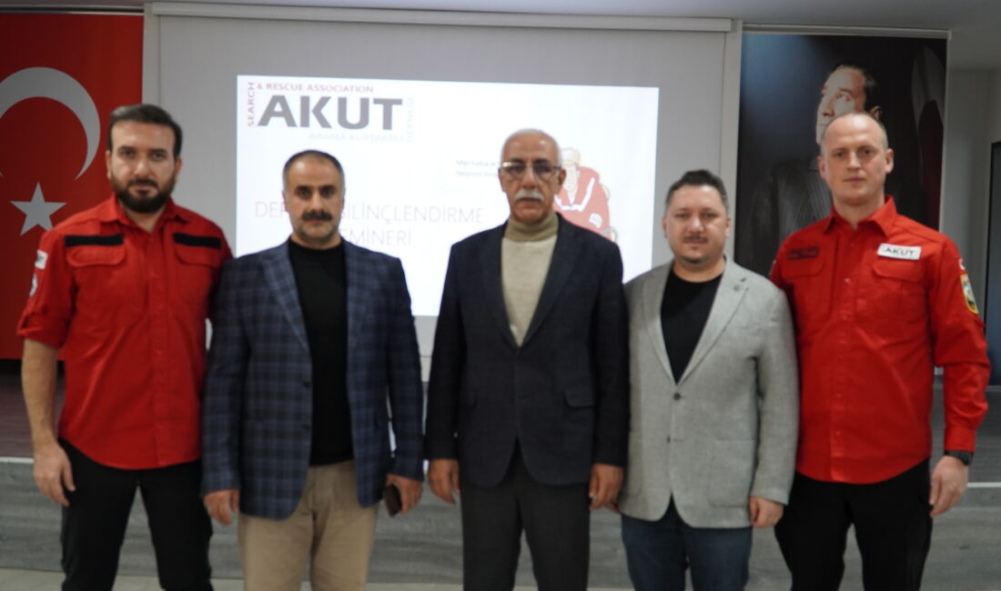 Bursa'nın Osmangazi ilçesinde bulunan Akpınar Selahaddin Eyyubi Ortaokulu'nda öğrenciler deprem