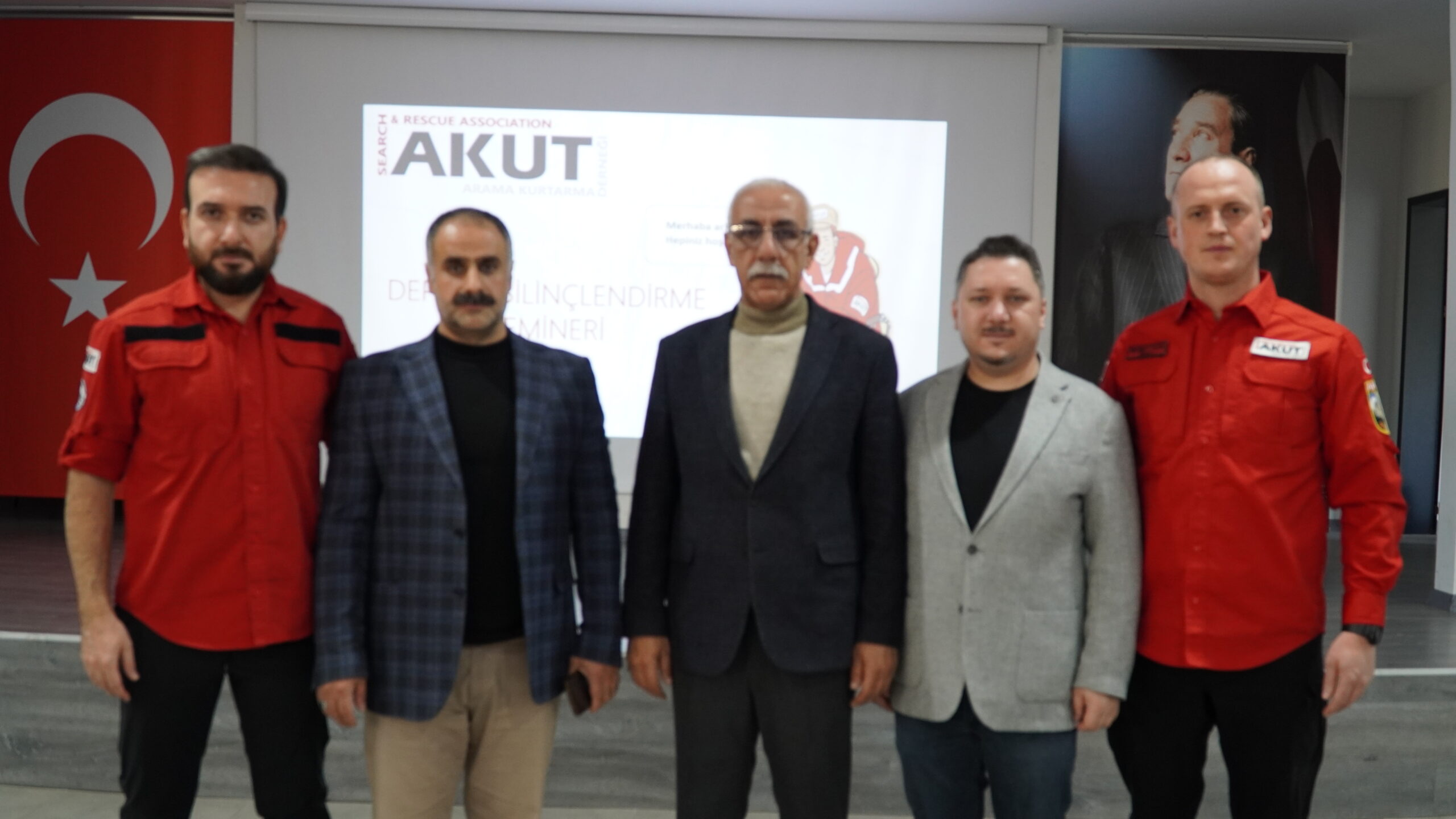 Bursa'nın Osmangazi ilçesinde bulunan Akpınar Selahaddin Eyyubi Ortaokulu'nda öğrenciler deprem