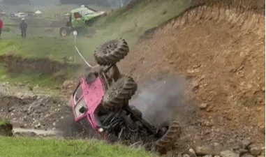 Bursa’daki off-road yarışında kontrolden çıkan bir araç takla attı. Ters