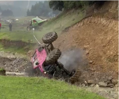 Bursa’daki off-road yarışında kontrolden çıkan bir araç takla attı. Ters