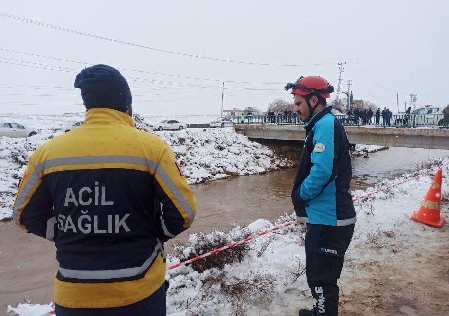 Şanlıurfa’nın Harran ilçesinde, otomobilin tahliye kanalına devrilmesi sonucu 2 kişi