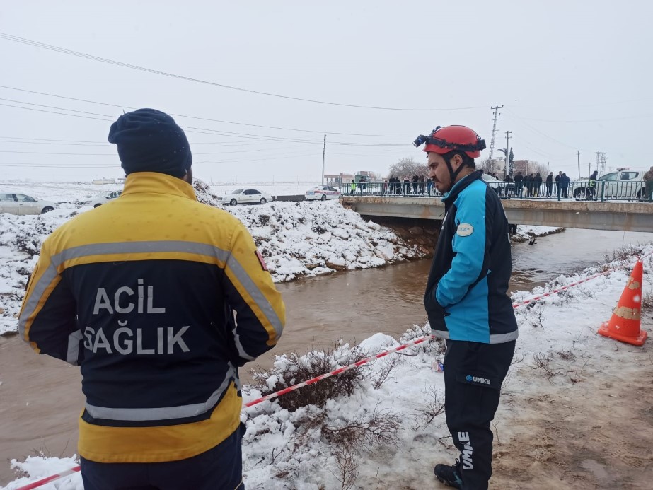 Şanlıurfa’nın Harran ilçesinde, otomobilin tahliye kanalına devrilmesi sonucu 2 kişi