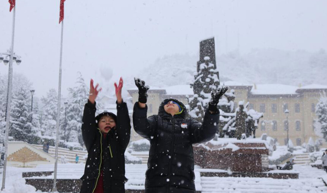 Meteorolojinin uyarılarının ardından birçok kentte kar yağışı etkisini arttırdı. Yoğun