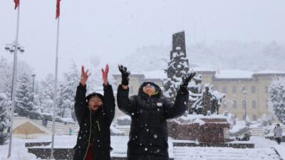Meteorolojinin uyarılarının ardından birçok kentte kar yağışı etkisini arttırdı. Yoğun