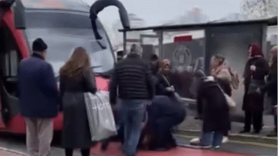 Bursa’nın Osmangazi ilçesinde meydana gelen kazada, seyir halindeki tramvayın çarptığı