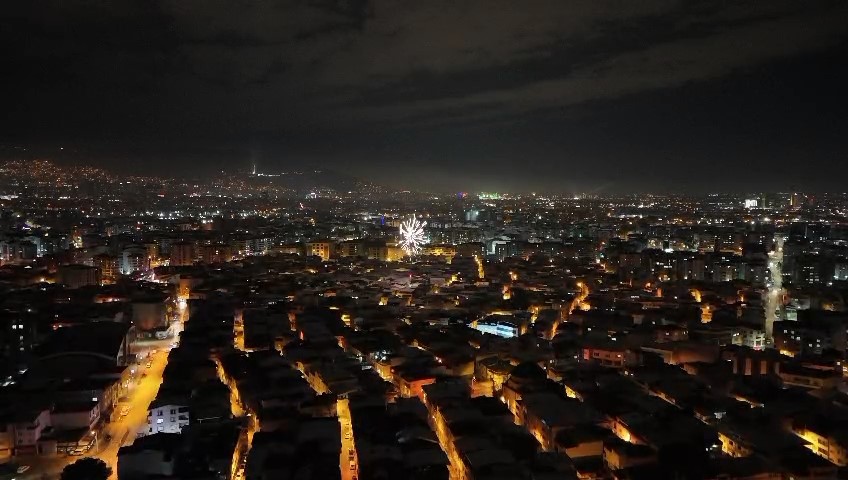 Bursalılar, yeni yılı havai fişeklerle karşıladı. Takvimler 1 Ocak'ı gösterdiğinde