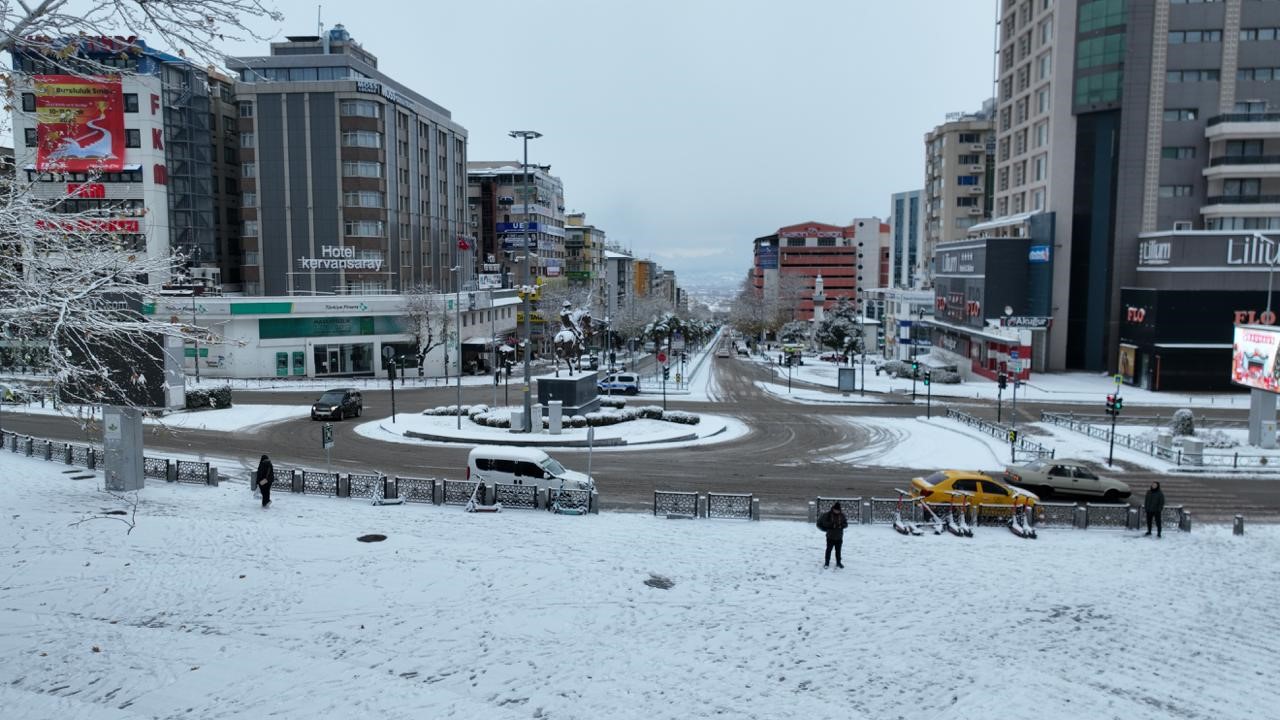 Bursa'da etkili olan kar yağışı sonrası Bursa Valiliği, eğitime kent
