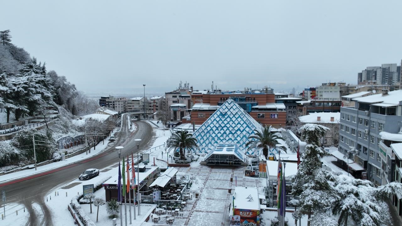 Bursa yeni yılın ilk gününe karla uyandı. Her yer bembeyaz