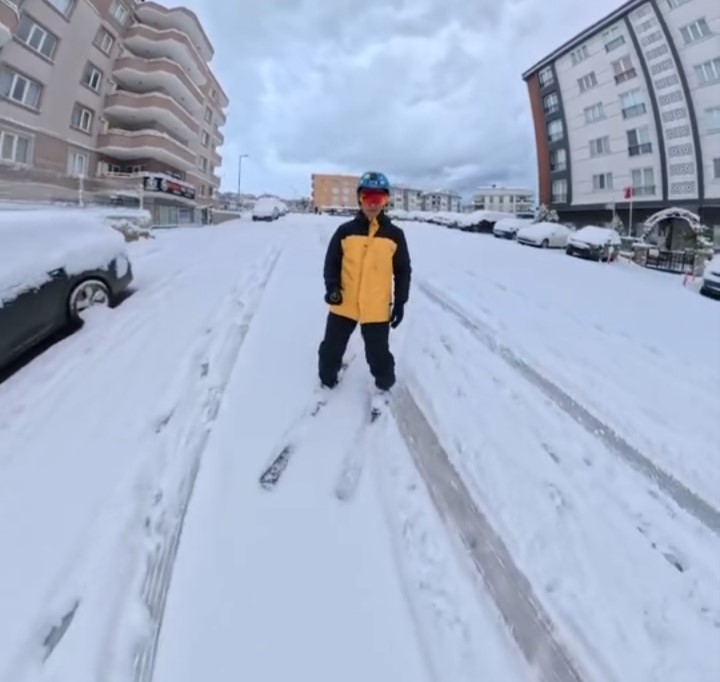 Bursa'da işe kayakla gitti 1 Bursam Medya -