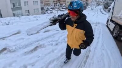 Bursa'da dün etkili olan kar yağışı sonrası bir vatandaş işe