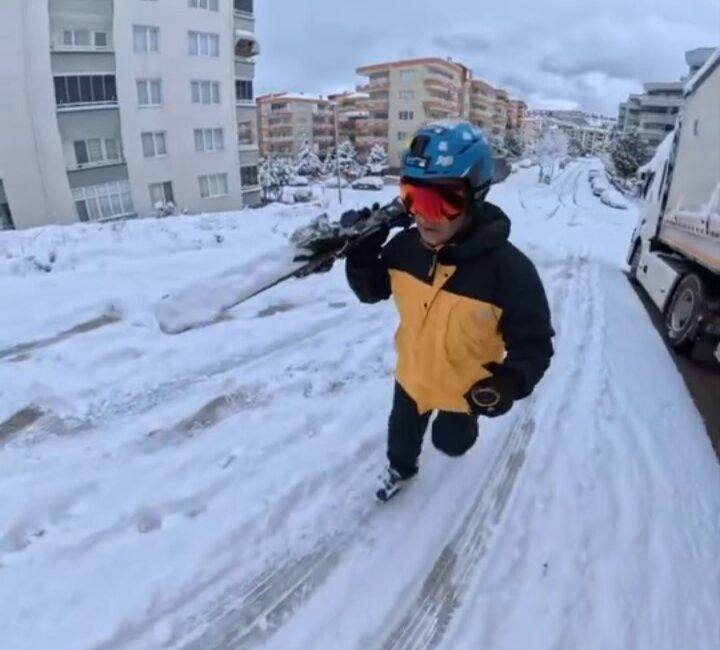 Bursa'da dün etkili olan kar yağışı sonrası bir vatandaş işe