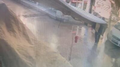 Bursa’da alışveriş yaptıktan sonra yolun karşısına geçmek isteyen yaşlı adam,