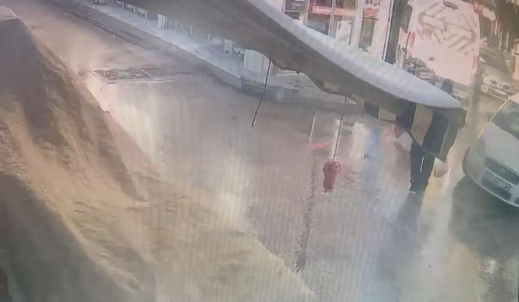 Bursa’da alışveriş yaptıktan sonra yolun karşısına geçmek isteyen yaşlı adam,