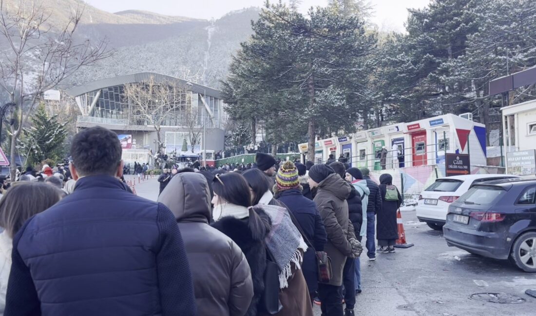 Kış turizminin önemli merkezlerinden Uludağ'a çıkmak isteyen vatandaşlar, sabahın erken