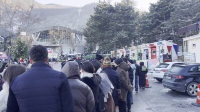 Kış turizminin önemli merkezlerinden Uludağ'a çıkmak isteyen vatandaşlar, sabahın erken