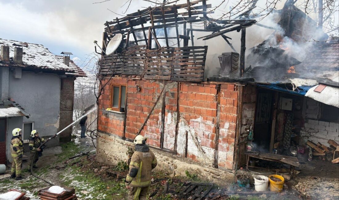  Bursa'nın İnegöl ilçesinde meydana gelen yangında tek katlı ev kül